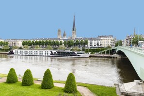 A river with a bridge and a boat. - ibis Styles Rouen Centre Cathedrale (Rouen)