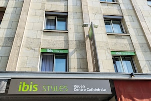 Fachada de edificio con señalización 'ibis Styles' y un letrero que dice 'Rouen Centre Cathédrale'.