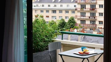 Habitación estándar con 2 camas individuales, 1 cama individual, balcón | Terraza o patio