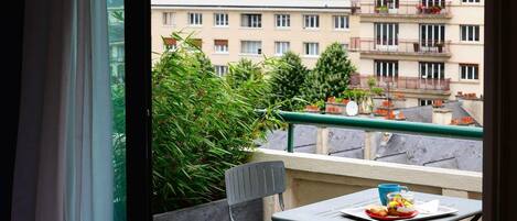 Kahden hengen standard-huone (kaksi sänkyä), 1 yhden hengen sänky, parveke | Terassi/patio