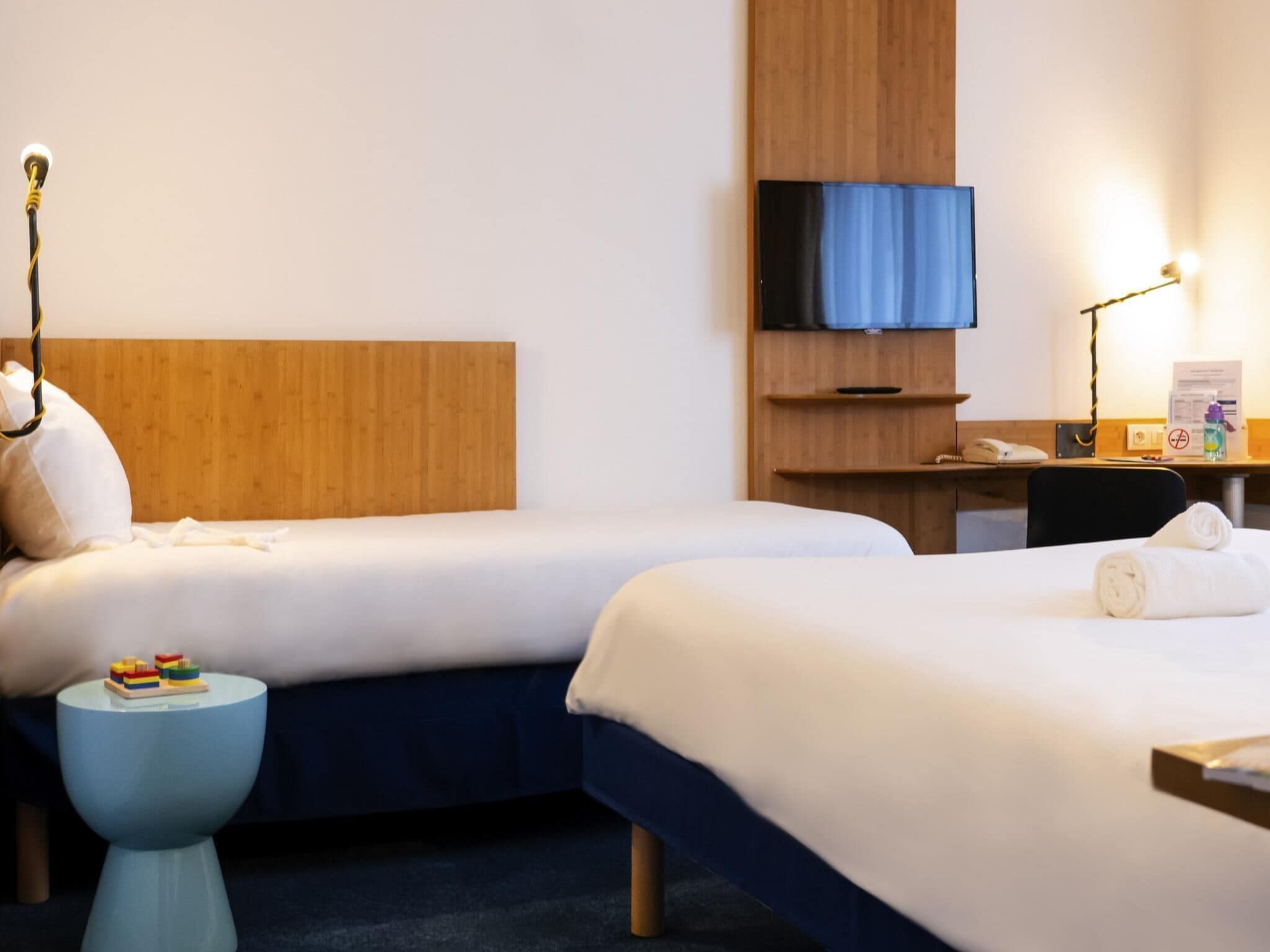 Decoración personalizada, muebles diferentes y escritorio 