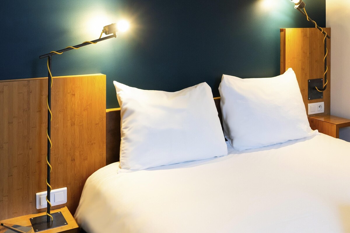 Habitación estándar, 1 cama doble | Escritorio, tabla de planchar con plancha, cunas gratuitas y wifi gratis