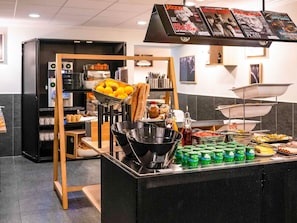 Daily continental breakfast (EUR 6 per person)