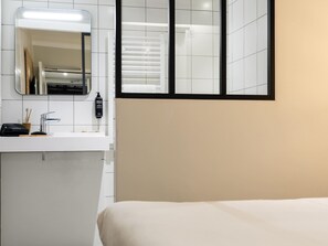 Individually decorated, individually furnished, desk, iron/ironing board - ibis Styles Nancy Centre Gare (Nancy)