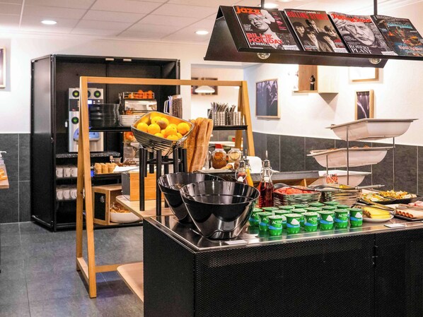 Desayuno continental diario (EUR 6 por persona)