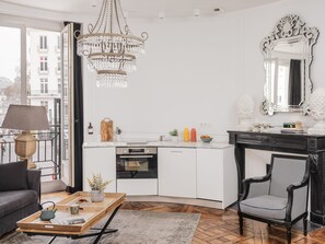 Apartament, 1 dormitori (Marigold - Place Royale - 44m²) | Cuina privada | Cafetera exprés, cafetera i tetera i bullidora elèctrica 