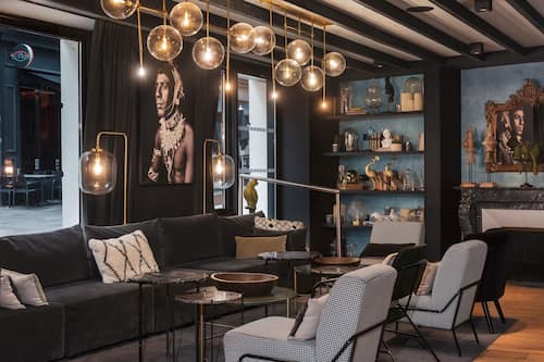 Coin salon dans le hall