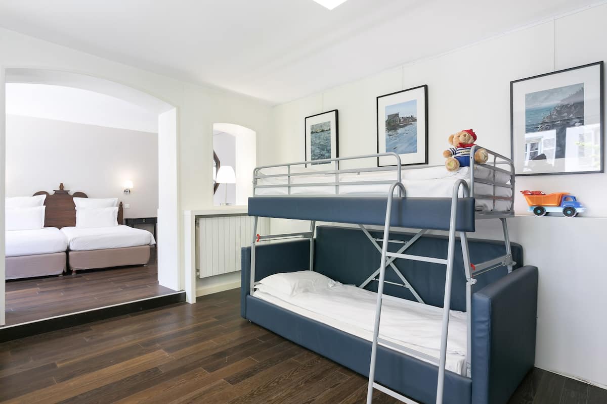 Familienzimmer | Zimmersafe, Schreibtisch, schallisolierte Zimmer, Bügeleisen/Bügelbrett