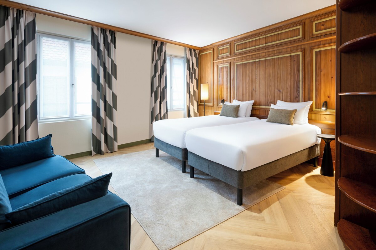 Deluxe Twin Room | In-room safe, desk, soundproofing, iron/ironing board (on request)