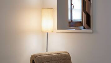 Una habitación moderna con sofá, una mesita redonda y una lámpara de pie.