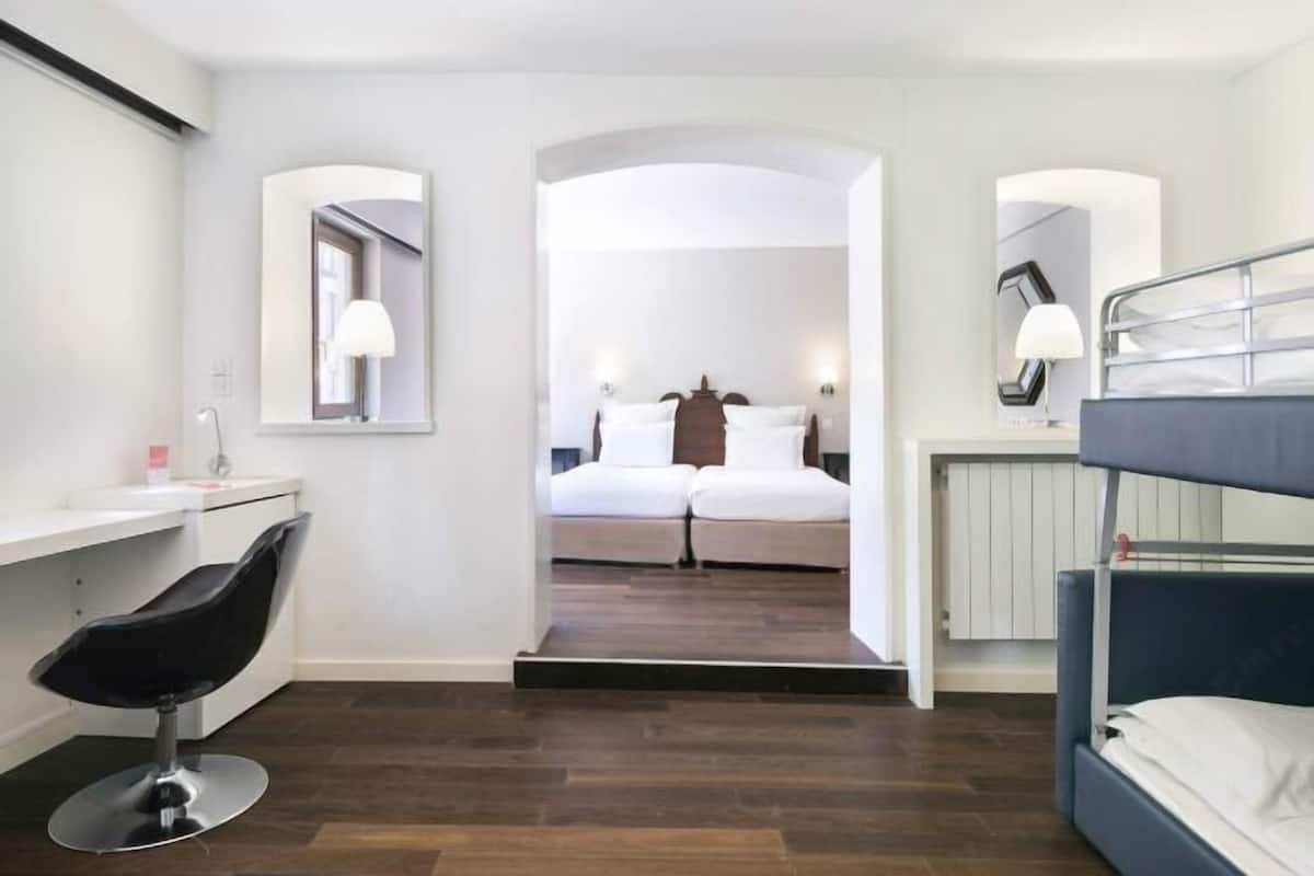 Zimmersafe, Schreibtisch, schallisolierte Zimmer, Bügeleisen/Bügelbrett