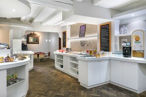 Petit déjeuner buffet (18 EUR par personne)