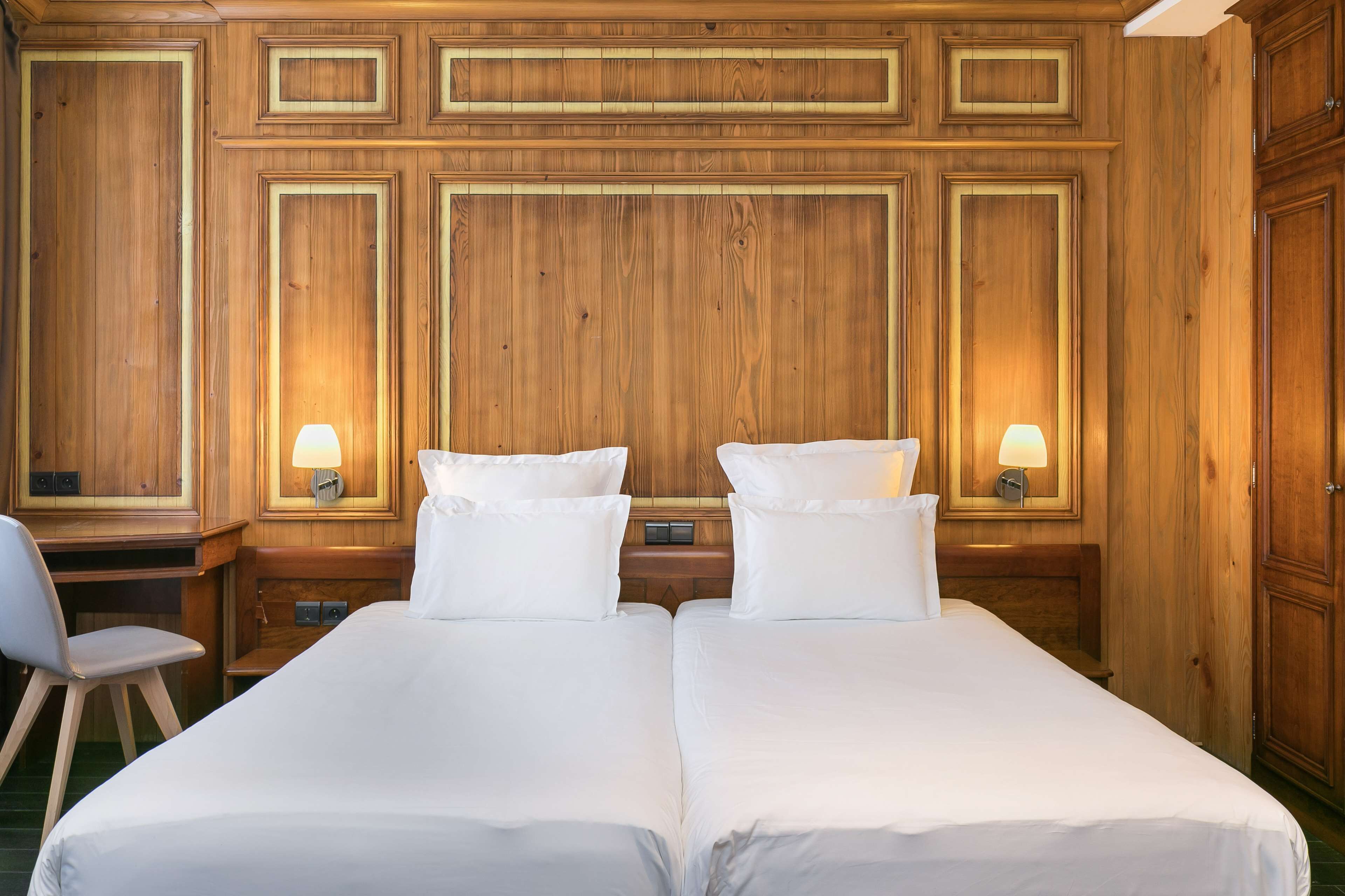 deluxe twin room | 1 bedroom, in-room safe, desk, soundproofing