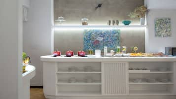Cozinha moderna com ilha central, armários brancos e uma variedade de utensílios e acessórios de cozinha.