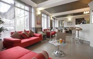 Lobby lounge