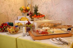 Daily continental breakfast (EUR 13 per person)