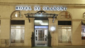 L'ingresso dell'Hotel de Gramont, con facciata classica, finestre ad arco e un'accogliente entrata.