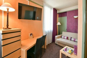 Chambre Double Superieure | 1 غرفة نوم وخزنة داخل الغرفة ومكتب وتجهيزات عازلة للصوت