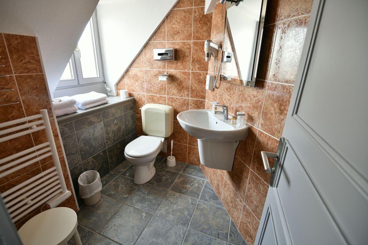 single room | bathroom | free toiletries, hair dryer, towels, soap