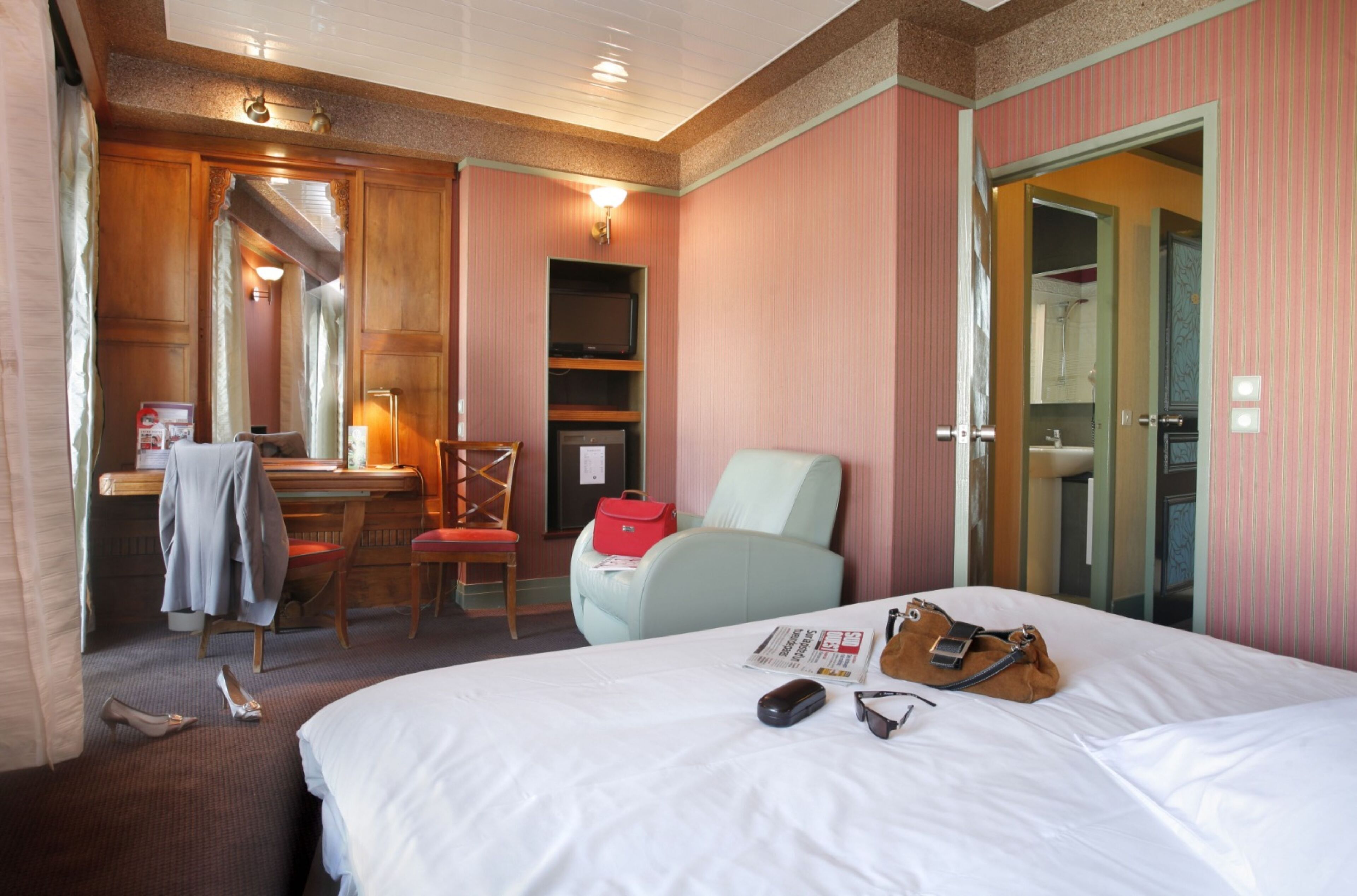 chambre double superieure | in-room safe, desk, soundproofing, free wifi