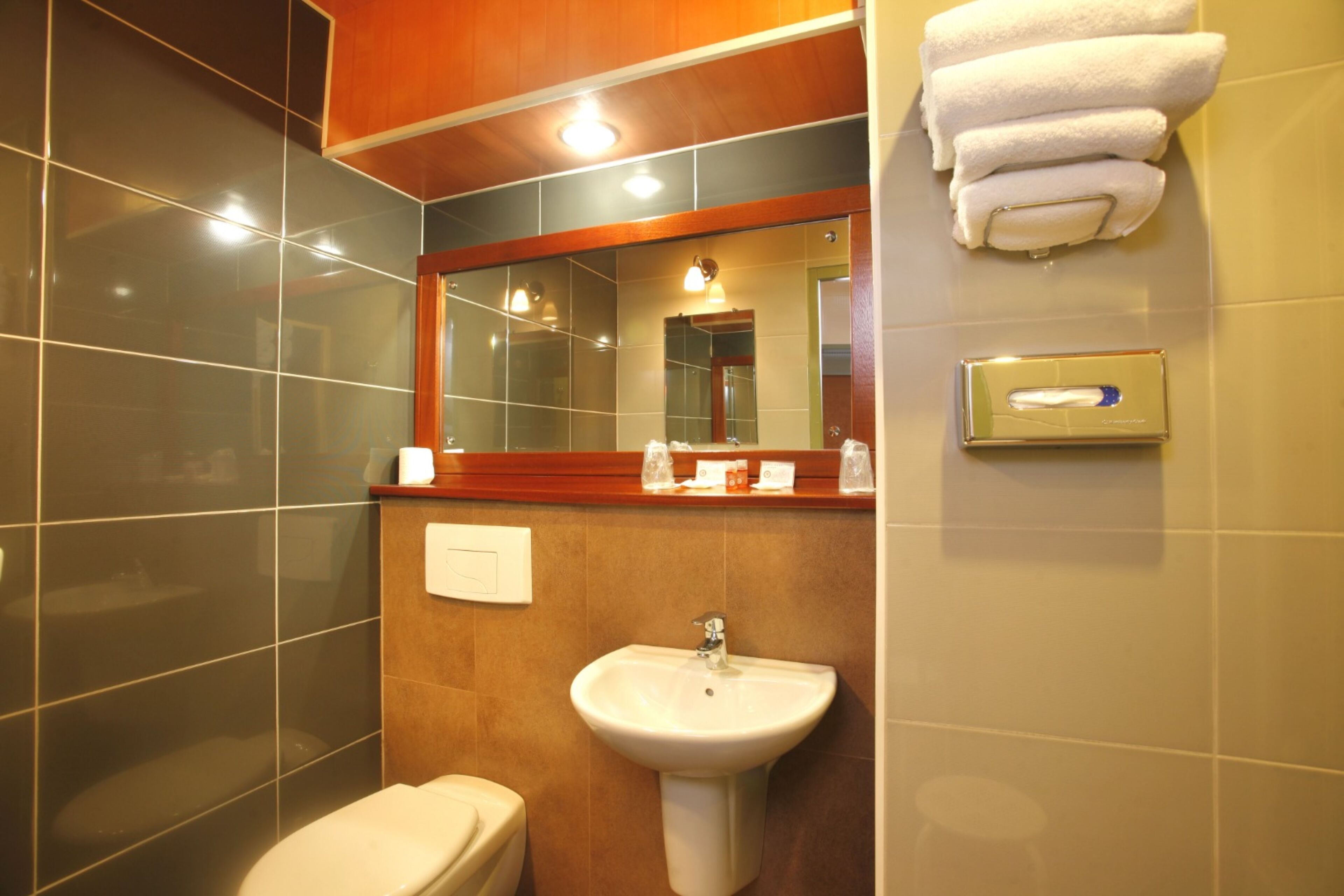 chambre double standard | bathroom | free toiletries, hair dryer, towels, soap