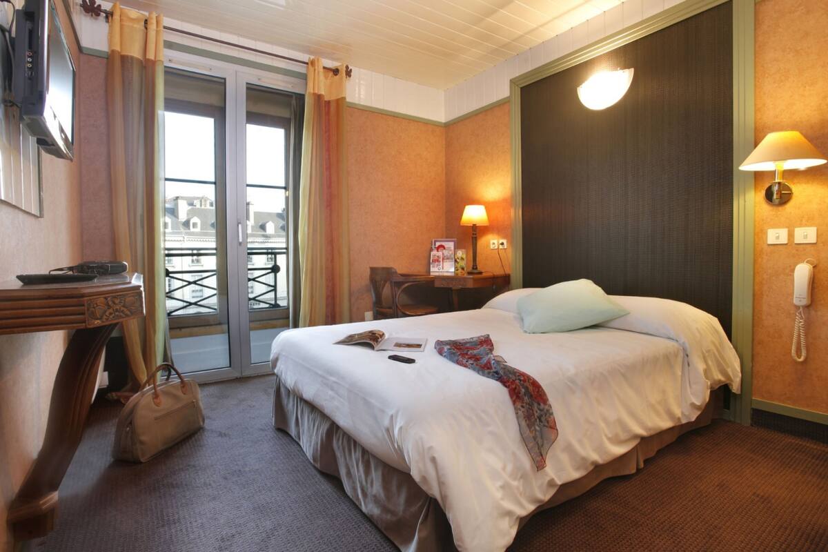 chambre double superieure | in-room safe, desk, soundproofing, free wifi