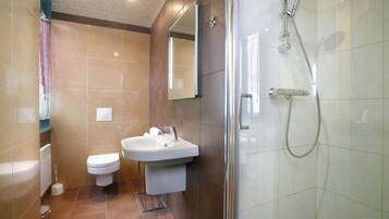 Chambre Double Confort | Baño | Artículos de higiene personal gratuitos, secador de pelo y toallas