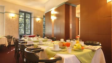 Se ofrece un desayuno continental (13 EUR por persona)