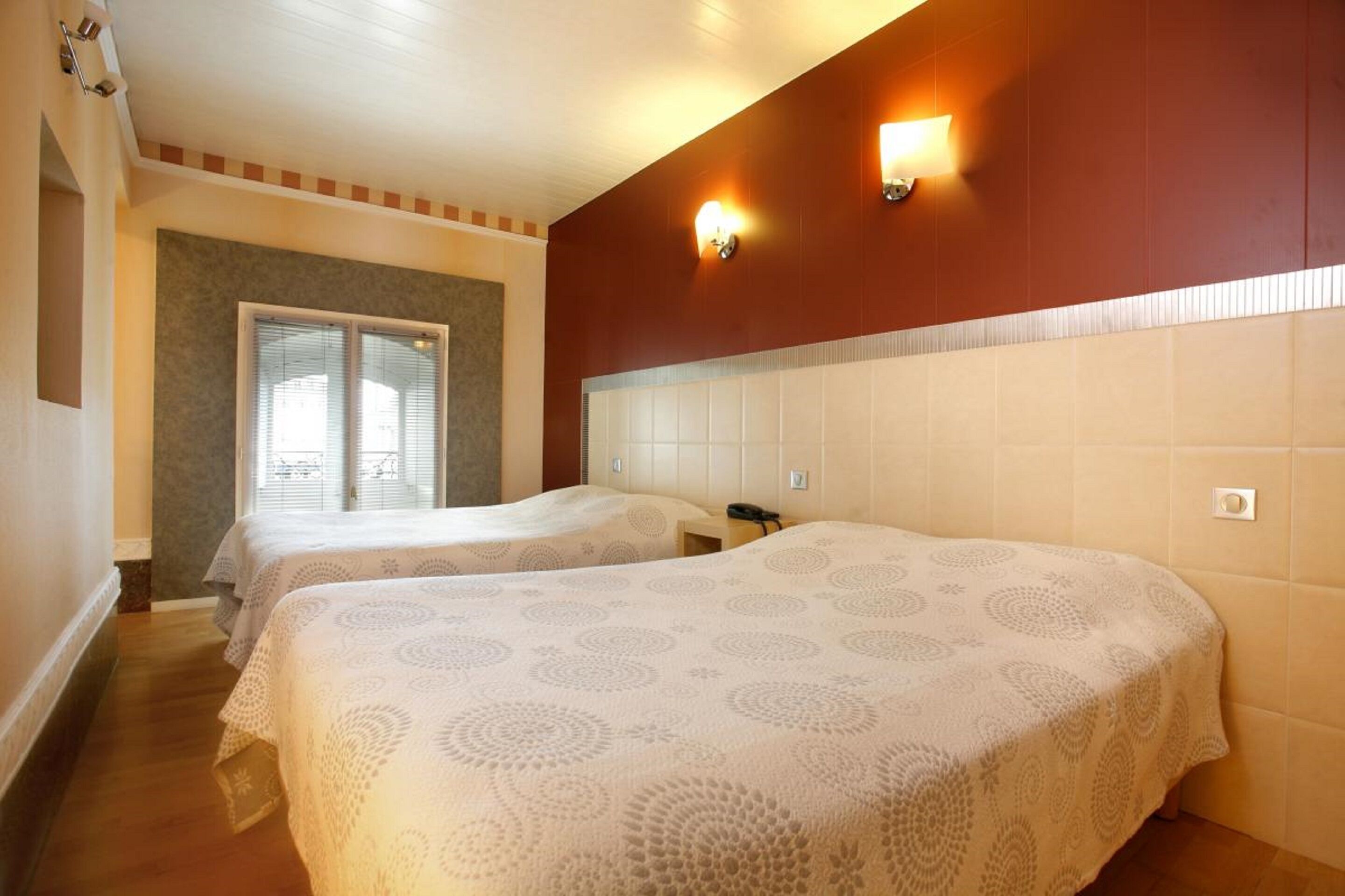 suite | in-room safe, desk, soundproofing, free wifi