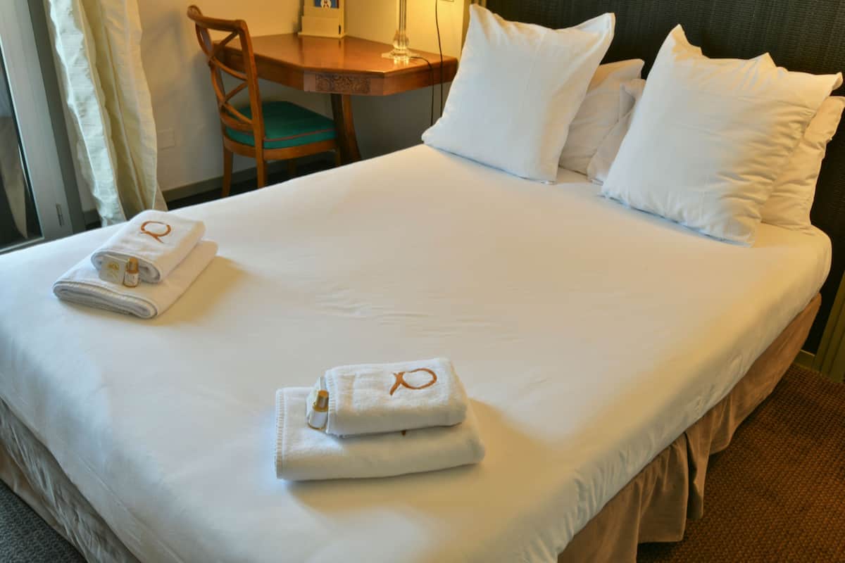 Chambre Double Standard | Zimmersafe, Schreibtisch, schallisolierte Zimmer, kostenloses WLAN