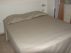 Desk, blackout curtains, iron/ironing board, cots/infant beds - Hotel de Paris et des Voyageurs (Valence)