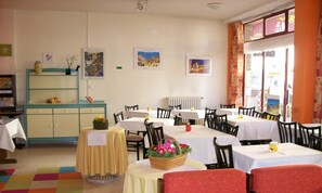 Café da manhã com buffet todos os dias (EUR 8.00 por pessoa) 