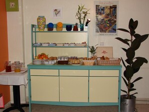 Tägliches Frühstücksbuffet gegen Gebühr