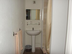 Bathroom sink - Hotel de Paris et des Voyageurs (Valence)