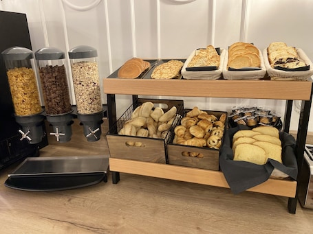 Desayuno buffet todos los días (con cargo). Hôtel Le Louvre