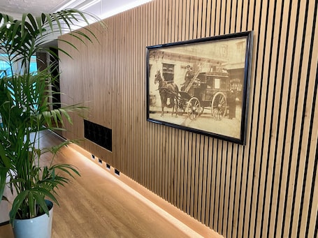 Recepción. Hôtel Le Louvre