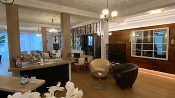 Coin salon dans le hall