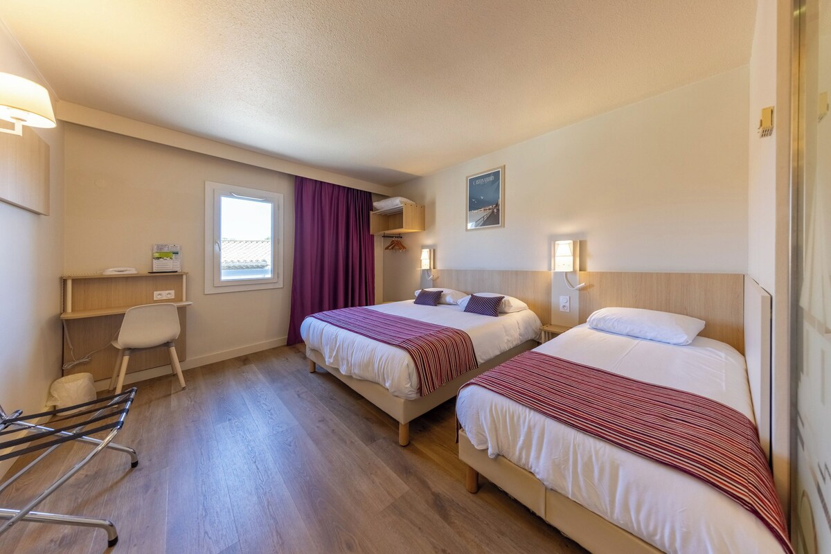 Triple Room | In-room safe, desk, blackout drapes, soundproofing