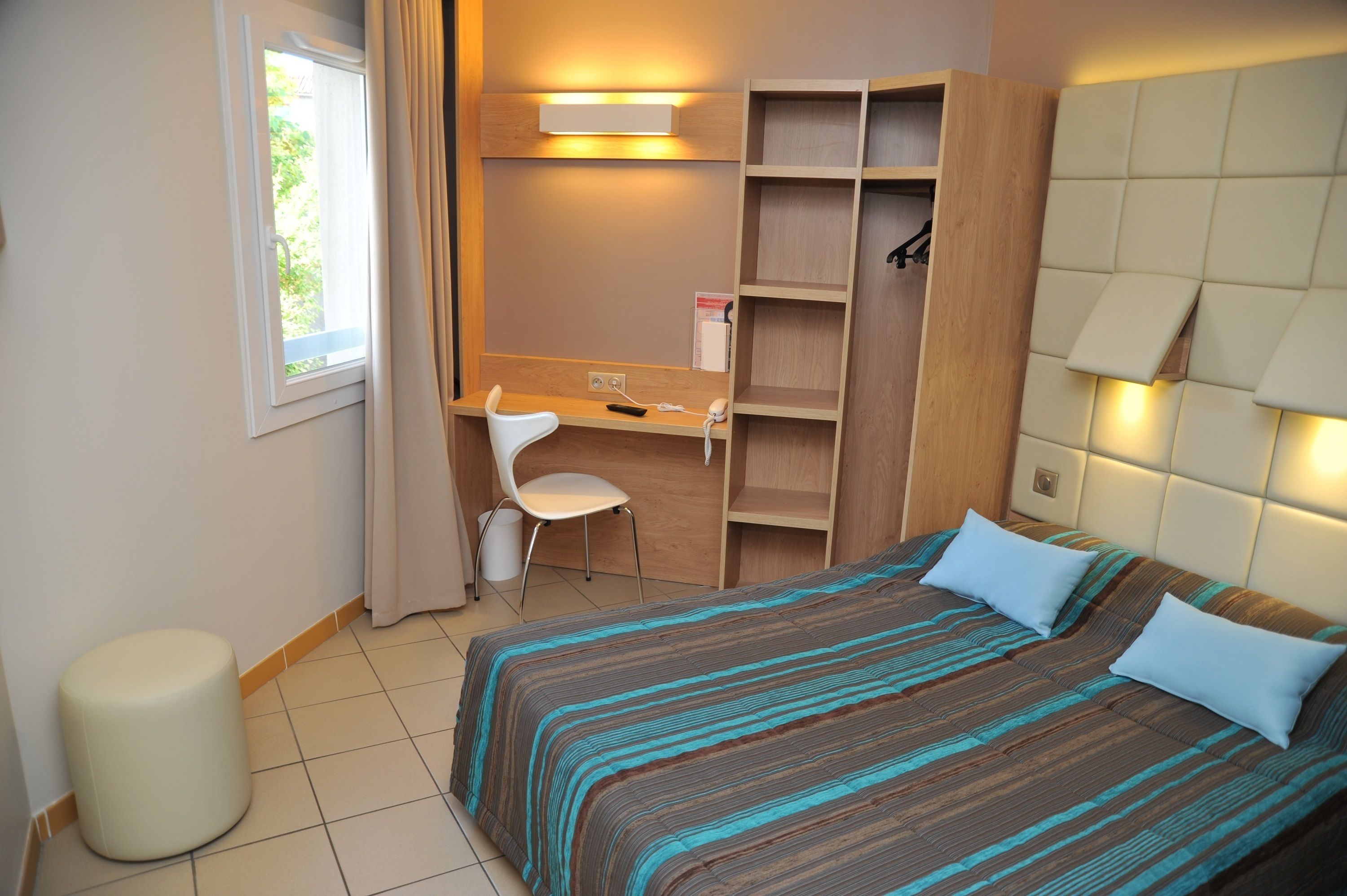 standard double room | in-room safe, desk, blackout curtains, soundproofing