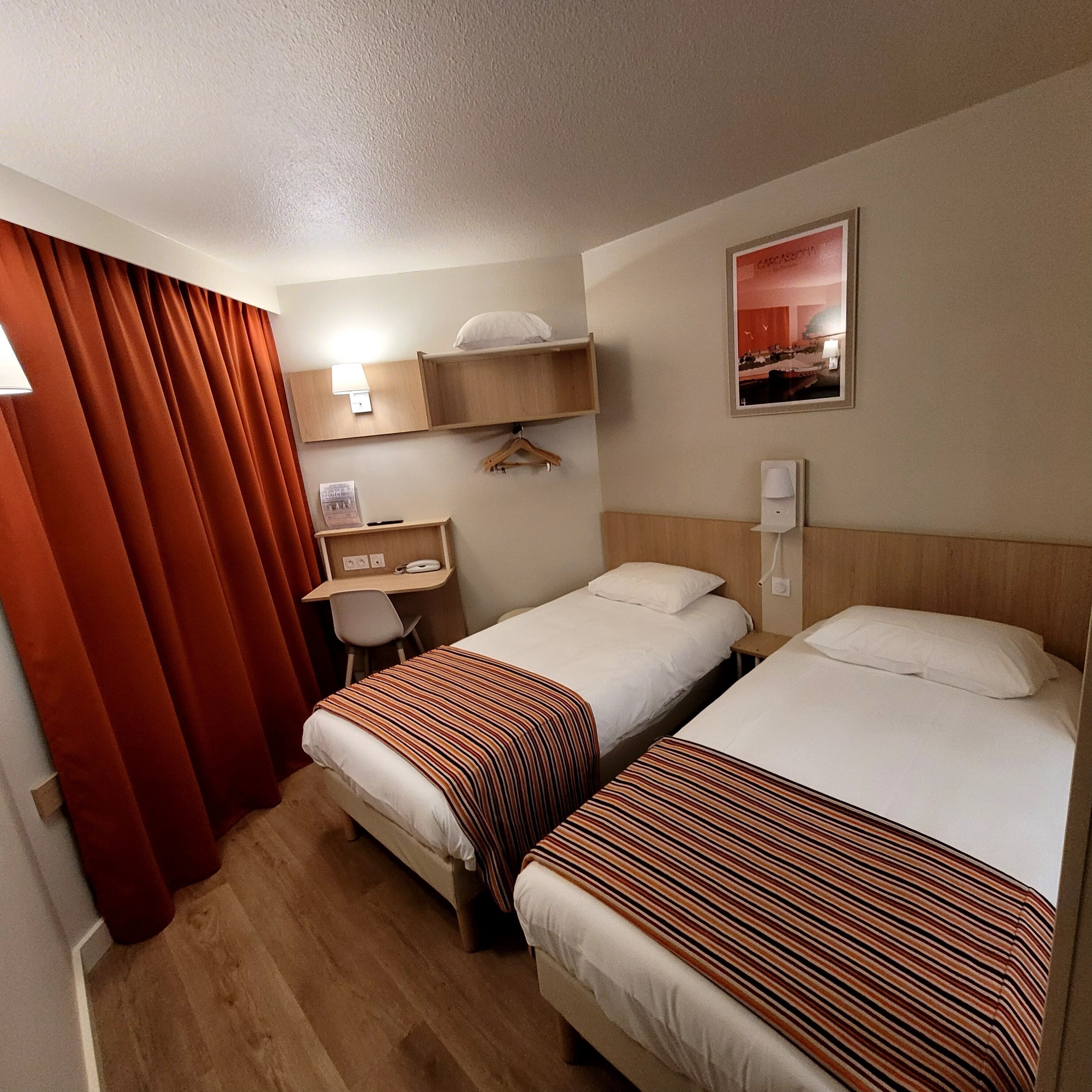 Caixa forta a l'habitació, escriptori i cortines opaques 