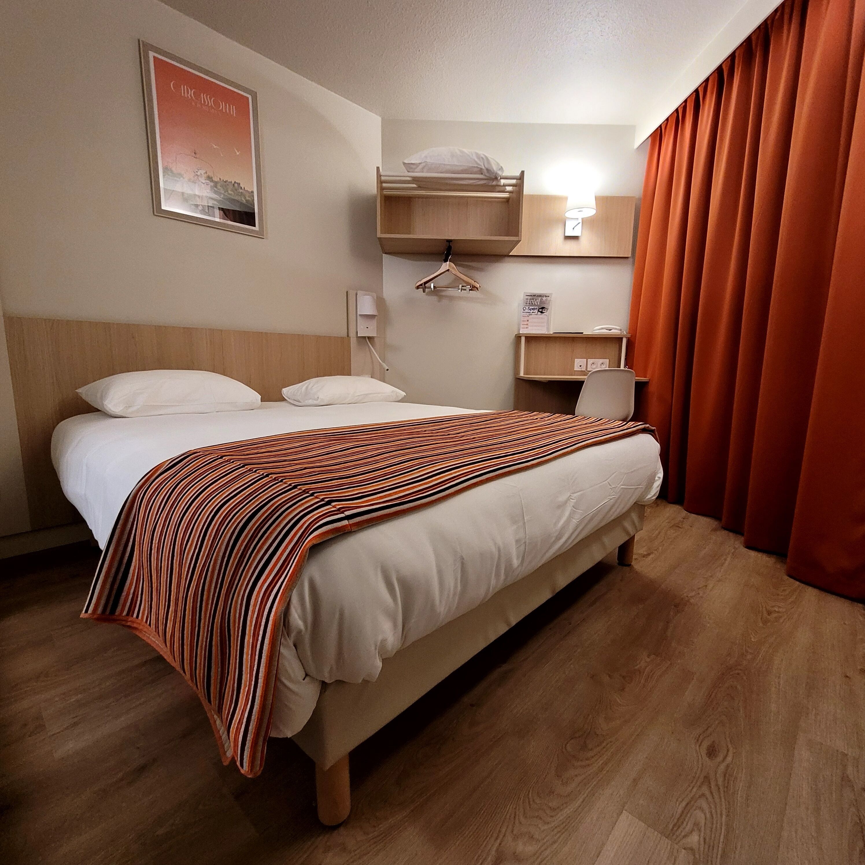 Caixa forta a l'habitació, escriptori i cortines opaques 