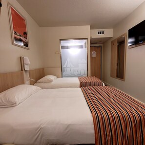 In-room safe, desk, blackout drapes, soundproofing - Hotel Espace Cité (Carcassonne)