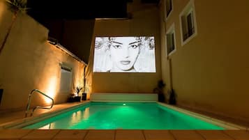 Outdoor pool, sun loungers