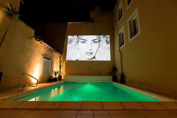 Outdoor pool, sun loungers - Hôtel Arène (Orange)