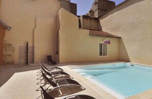 Outdoor pool, pool loungers - Hôtel Arène (Orange)