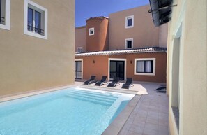 Piscine extérieure, chaises longues