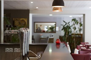 Bar (on property) - Hôtel Arène (Orange)