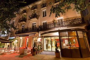 Front of property - evening/night - Hôtel Arène (Orange)