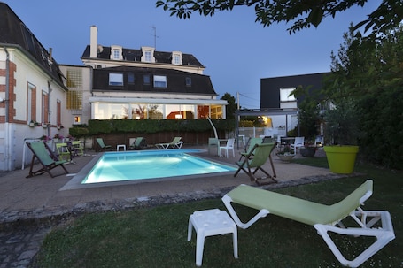 Outdoor pool, pool loungers. Hôtel Les Tilleuls, Bourges