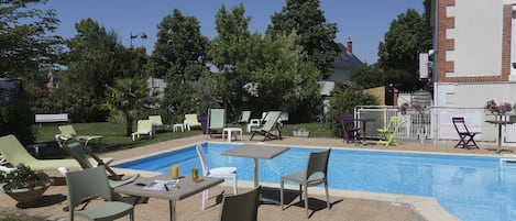 Ulkouima-allas, aurinkotuoleja